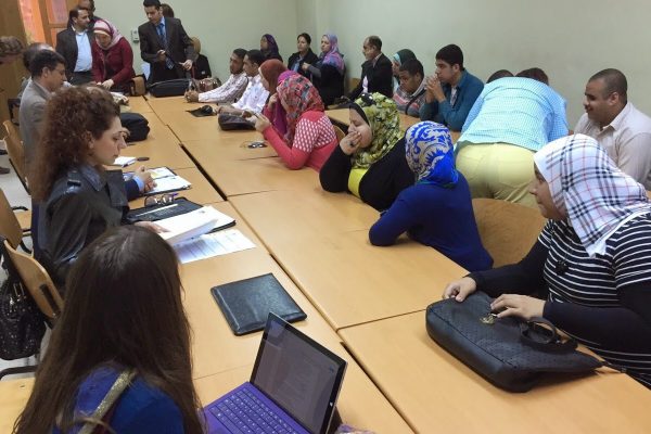 Estudiantes con discapacidad de Egipto en una mesa con los responsables de la Universidad y especialsitas europeos en accesibilidad