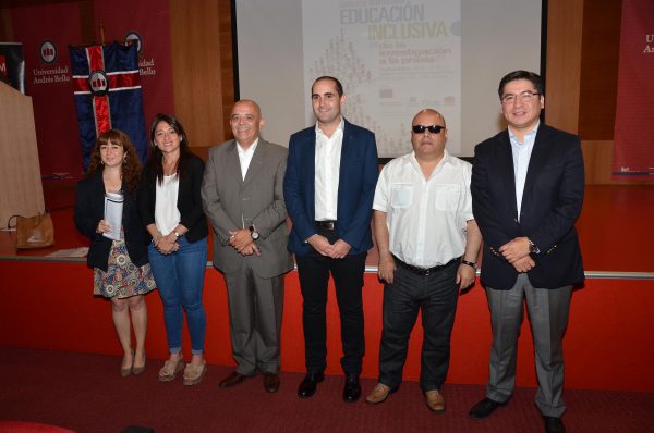 Foto de familia de ponentes y personas que presidieron el seminario internacional