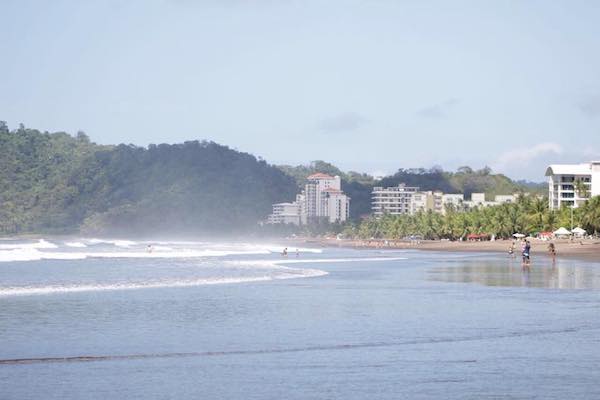 Personas haciendo surf en Jaco Costa Rica