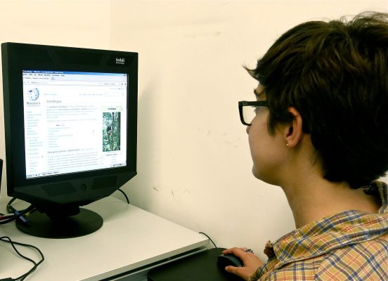persona-de-perfil-mirando-pantalla-ordenador-en-estudio-dislexia