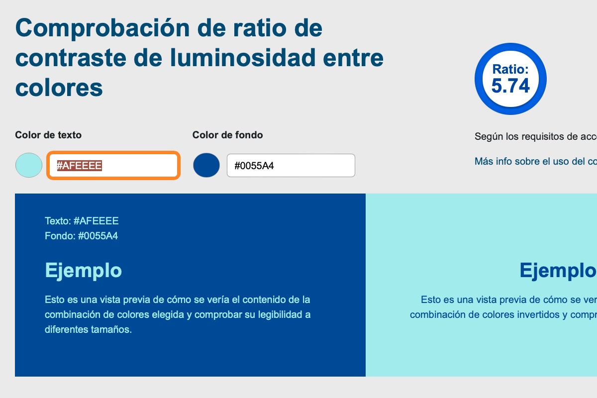 Captura de pantalla de la herramienta de comprobación de contraste de color con una combinación que cumple los requisitos en tonos azules