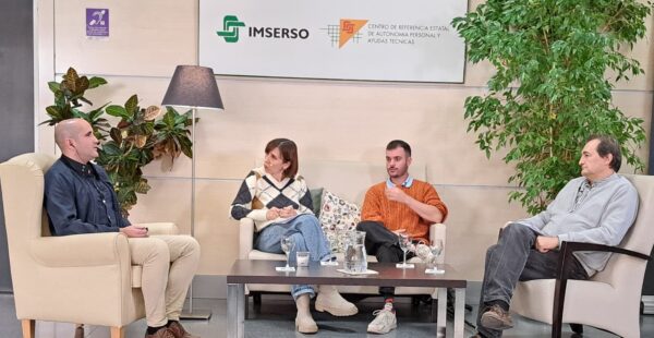 momento de la mesa redonda con los 4 participantes sentados en sofás